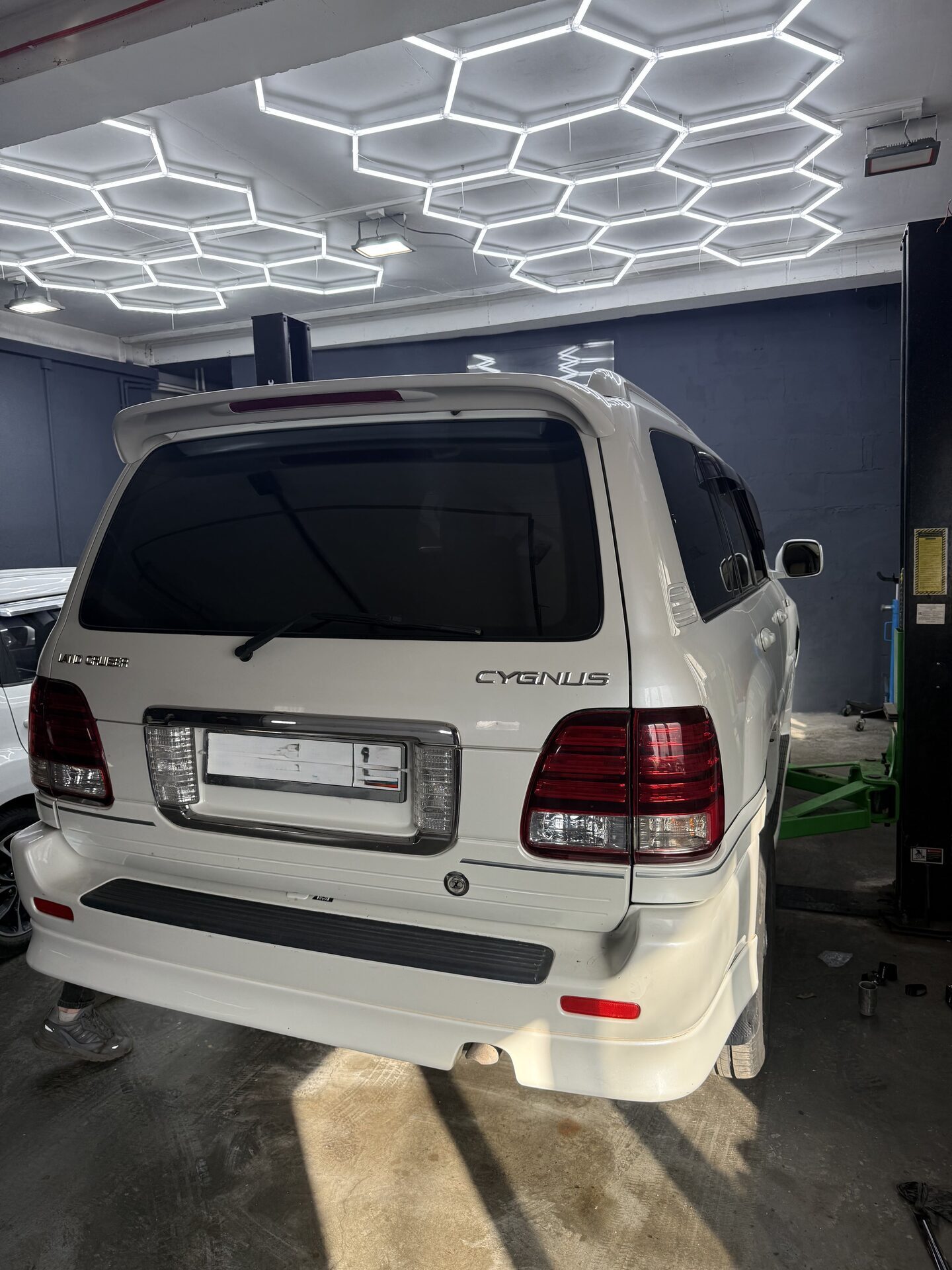 Автомобиль в тёмной стилистике